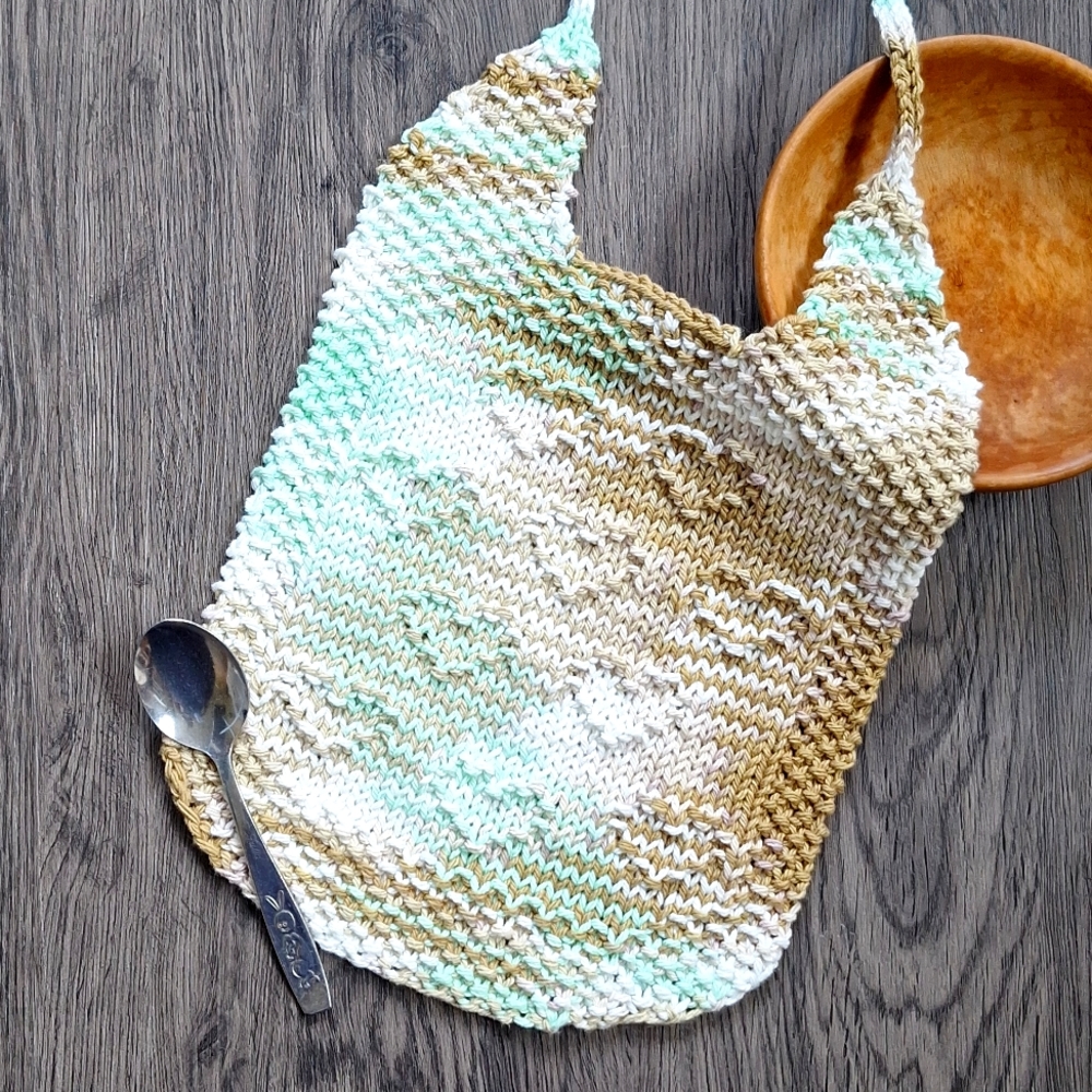 🎄Handknit Hearts Bib 🩵